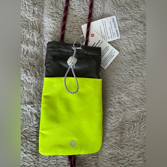 Lululemon Play Forward Cross Body Pouch - Picture 4 of 5
